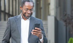 El paciente envía un mensaje de texto a un número de teléfono específico de la consulta