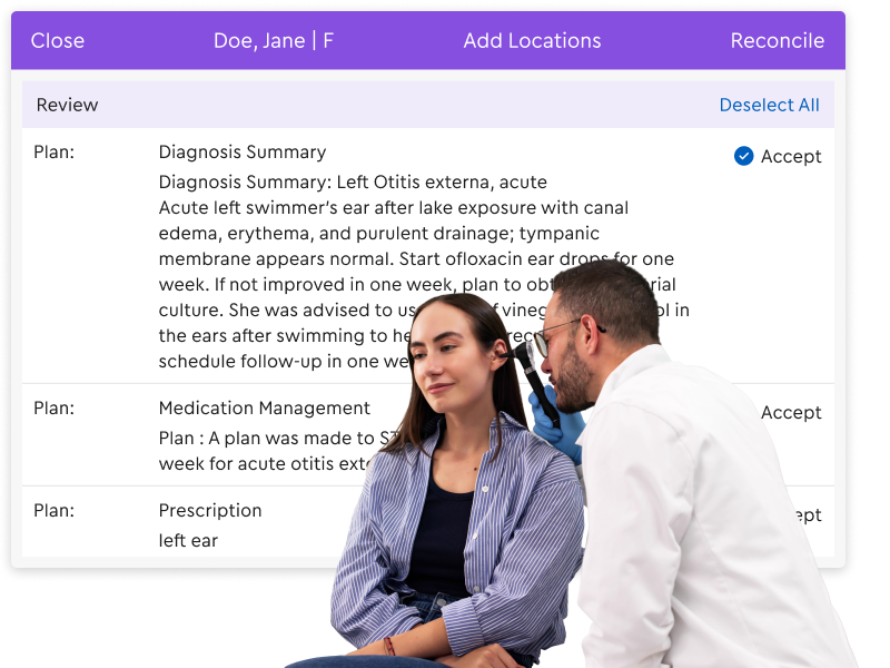 Un médico realiza un examen del oído a un paciente, mientras se superpone en la pantalla del historial clínico electrónico el diagnóstico de otitis externa y el plan de tratamiento.