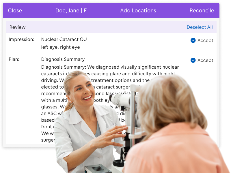 Un médico sonriente realiza un examen ocular a un paciente mientras en la pantalla del historial médico electrónico aparecen el diagnóstico de cataratas y el plan quirúrgico.