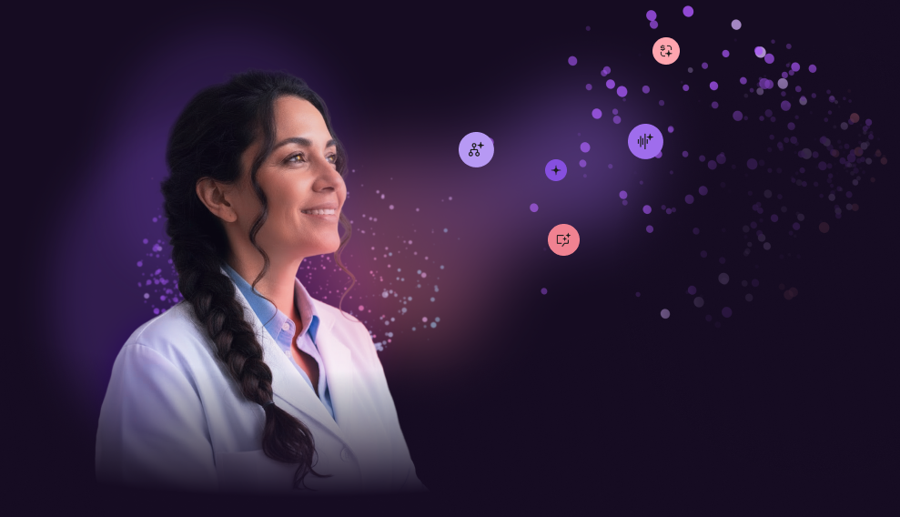 Un médico sonriente mira hacia una nube resplandeciente de asistentes de IA