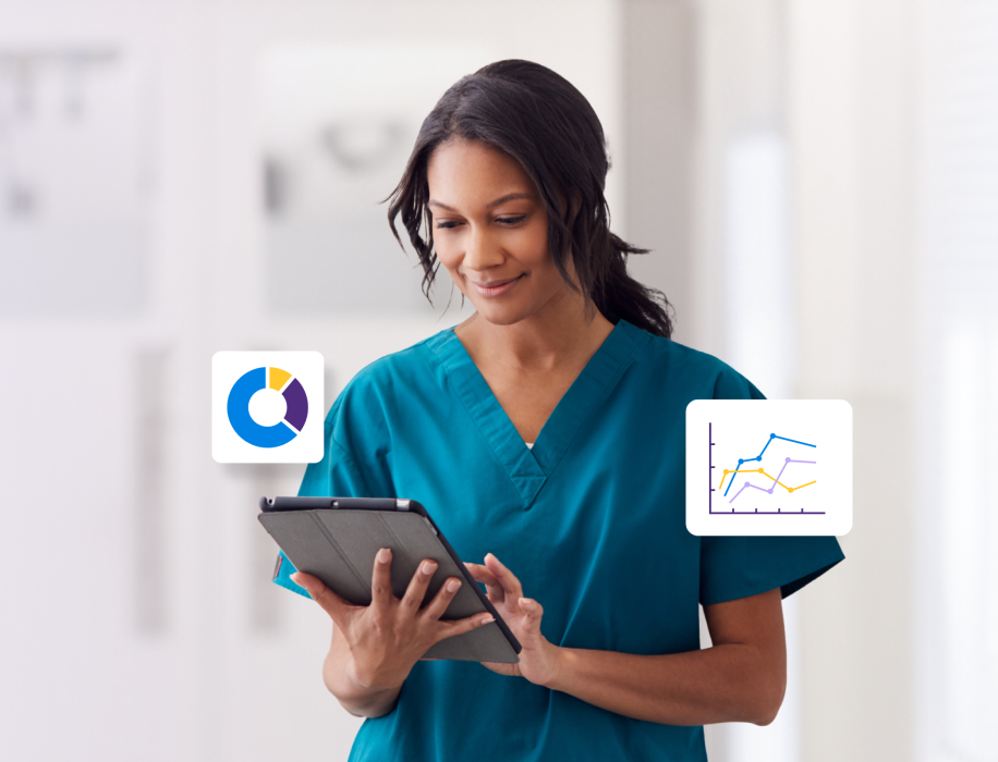 Una profesional sanitaria sonriente, vestida con una bata de color verde azulado, de pie en un entorno clínico luminoso y difuminado, mirando y tocando una tableta digital. A ambos lados de ella flotan dos iconos digitales: un gráfico circular multicolor a la izquierda y un gráfico de líneas a la derecha.