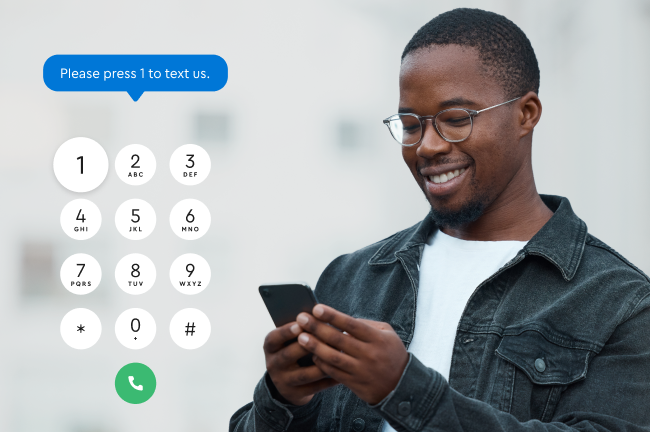 Un hombre sonriente con gafas que mira su smartphone, junto a una superposición digital del teclado de un teléfono y un bocadillo azul en el que se lee: Por favor, pulsa el 1 para enviarnos un mensaje de texto.
