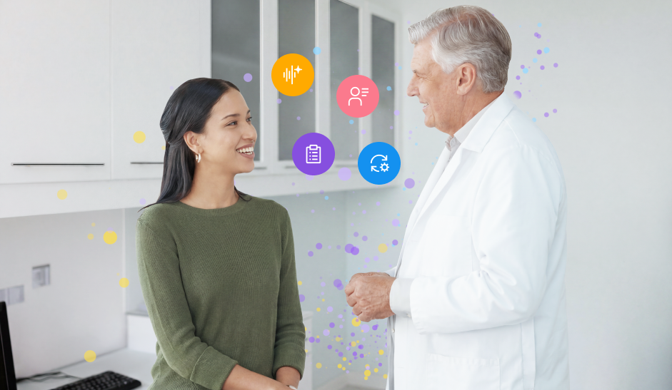 Una paciente sonriente hablando con un médico mayor, vestido con bata blanca, en la consulta de un centro médico, acompañada de iconos coloridos que flotan en el aire y representan el seguimiento de audio, un perfil de usuario, un portapapeles clínico y la sincronización del sistema.