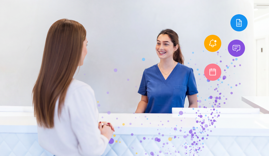 Una paciente de pie en la recepción de una clínica, hablando con una recepcionista sonriente que lleva una bata azul, acompañada de iconos coloridos que flotan en el aire y representan un documento, una campana de notificación, un bocadillo y un calendario.