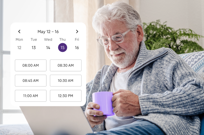 Un hombre mayor con gafas y un jersey gris, relajado en un sofá, con una taza morada en la mano y mirando un ordenador portátil, junto a una superposición digital de un calendario de citas online en el que se muestran las franjas horarias disponibles.