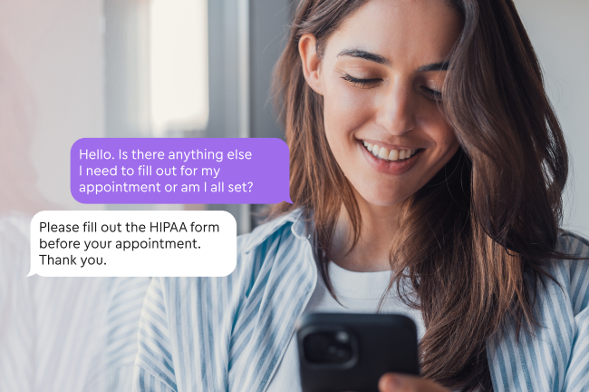 Una mujer sonriente mirando su smartphone, con una superposición de una conversación por mensajes de texto. En un globo de mensaje morado se lee: Hola. ¿Hay algo más que tenga que rellenar para mi cita o ya está todo listo?, y en un globo de respuesta blanco se lee: Por favor, rellena el formulario de la HIPAA antes de tu cita. Gracias.