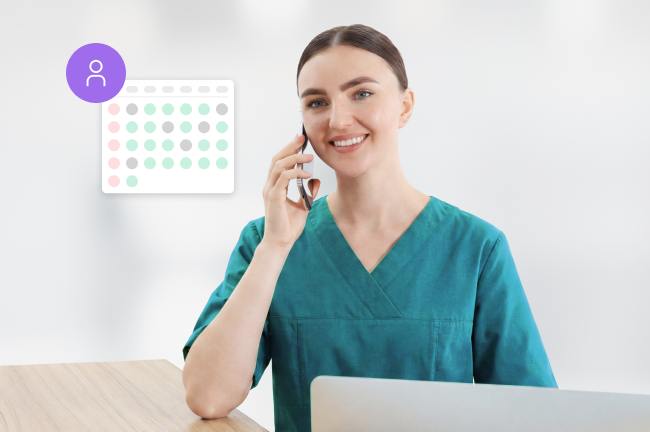 Una profesional sanitaria sonriente, vestida con una bata verde, sentada ante un escritorio y hablando por un smartphone, acompañada de una superposición digital en la que se ve un icono morado de perfil de usuario y una cuadrícula de calendario mensual.