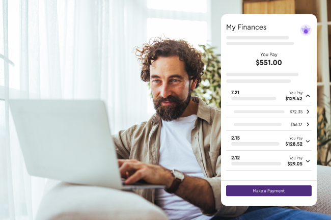 Un hombre con barba sentado en una habitación, escribiendo en un ordenador portátil, junto a una imagen superpuesta de un extracto de Mis finanzas en el que se muestra un saldo total de 551,00 $ y un botón morado que dice Realizar un pago.