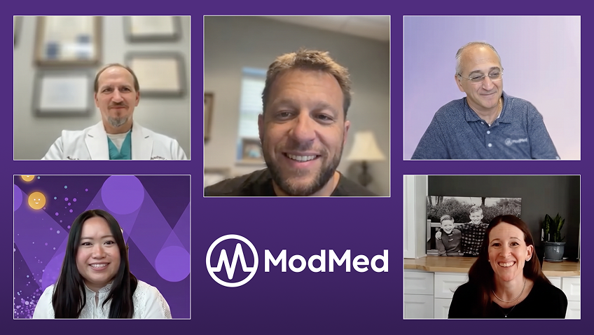 Cuadrícula de videollamadas en la que aparecen cinco profesionales sanitarios y miembros del equipo sonriendo alrededor del logotipo de ModMed
