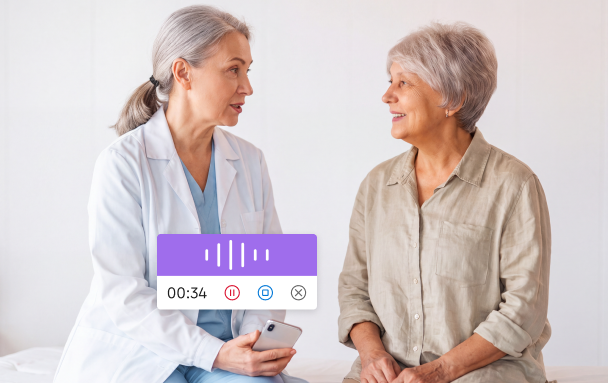 Una médica habla con un paciente de edad avanzada mientras utiliza una aplicación de grabación de audio en su smartphone.